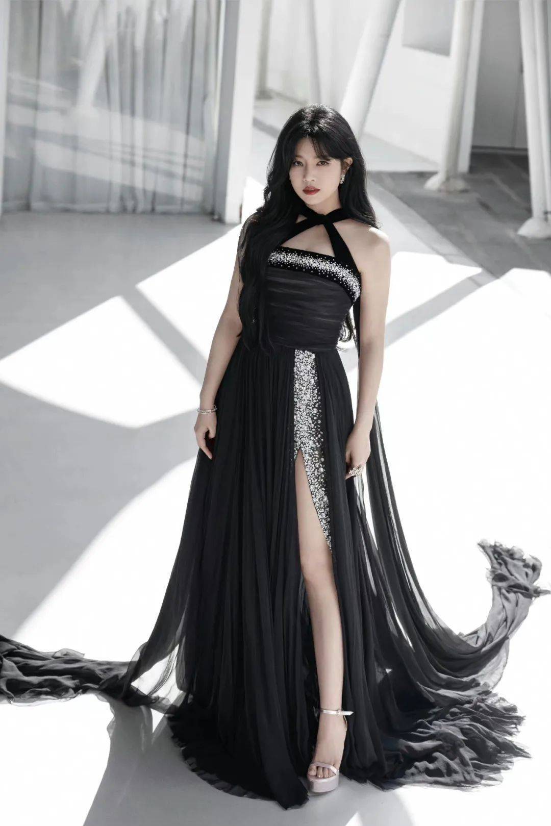 36岁陈妍希终于换风格，时髦机车皮衣配牛仔短裙，酷帅活力显个性_整体