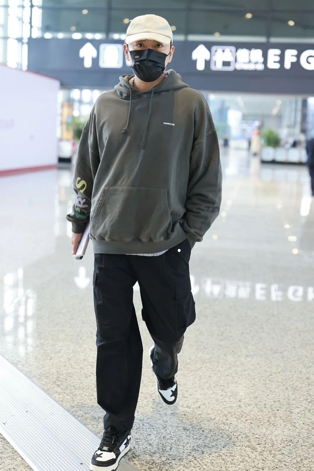 男星街拍 | 港仔陈伟霆雨中现身,海总因阿尔茨海默患病倾向息影?