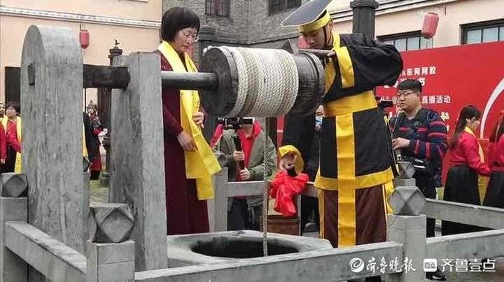 壹探究竟漱玉平民与东阿阿胶联合举办阿井水取水仪式