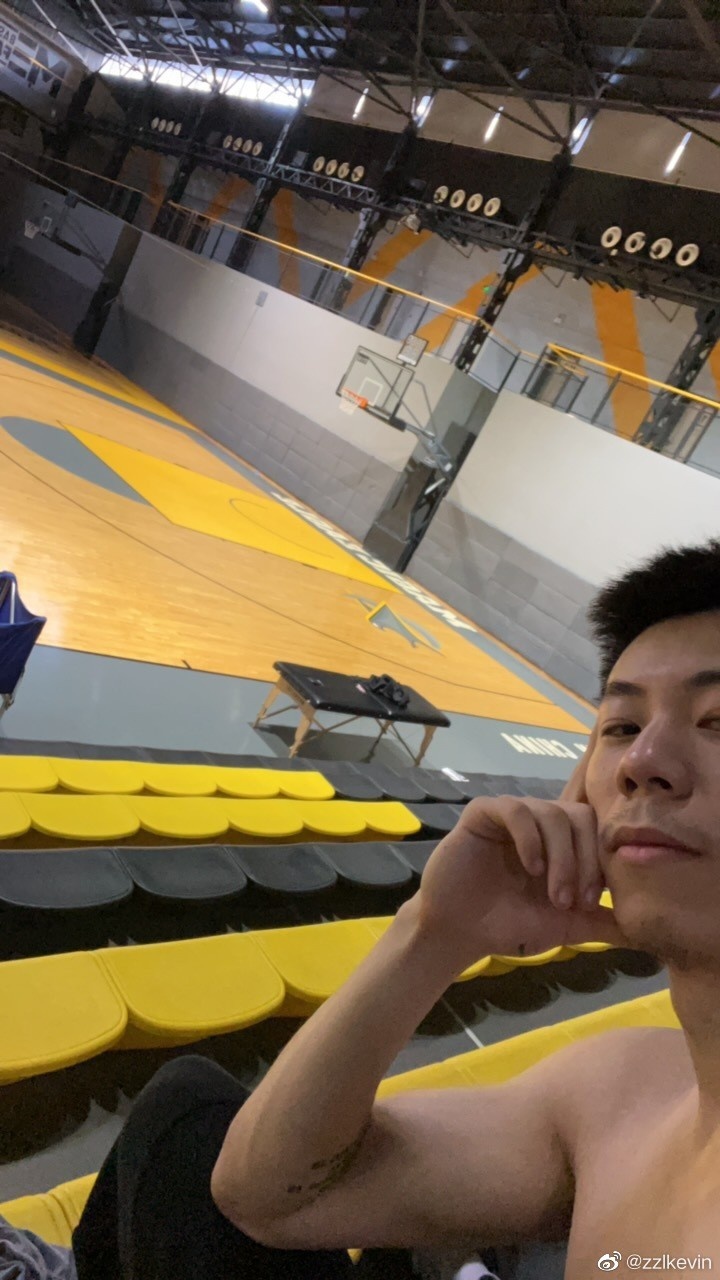 张镇麟晒上半身肌肉照 小高:镜头往下的请私聊发给我|张镇麟|山东队