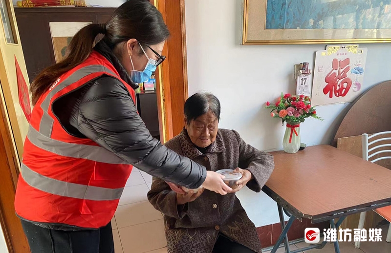 热乎乎饭菜送上门，让老人享受“幸福味道”~