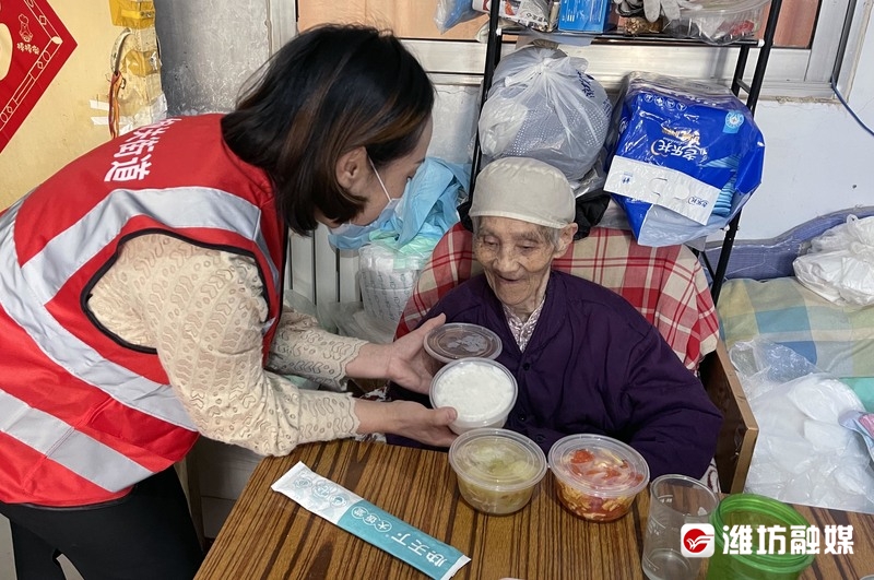 热乎乎饭菜送上门，让老人享受“幸福味道”~