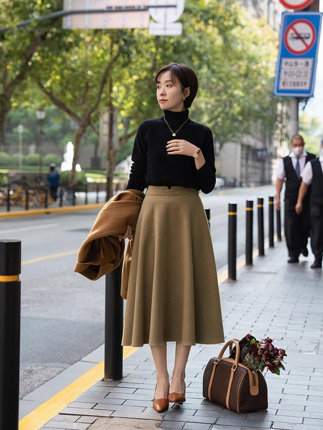 入冬后,女人这样穿得体又显气质,这8套衣服今年很流行,超好看
