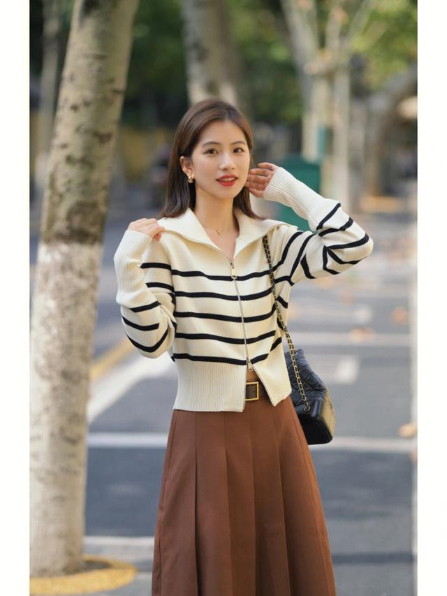 入冬后,女人这样穿得体又显气质,这8套衣服今年很流行,超好看