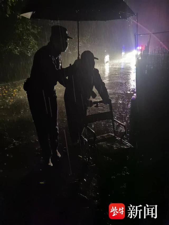 冷雨夜，他为老人撑起了一把伞