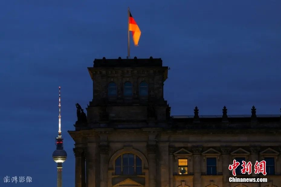 当地时间7月31日,德国柏林,为节约能源,柏林标志性建筑立面照明在夜间明显减少。图片来源:ICphoto