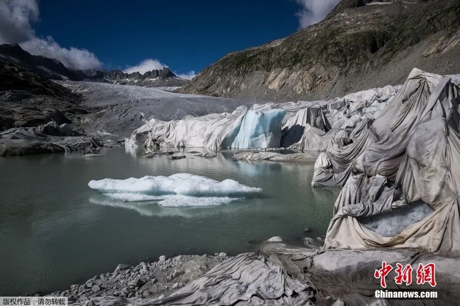 资料图。全球气候“保温”防融化 瑞士为阿尔卑斯最古老冰川盖上毯子。危机为行