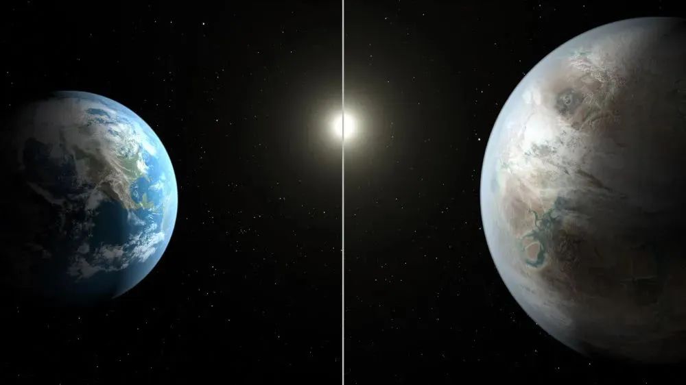 这张美国航天局2015年7月23日公布的效果图显示的是地球（左）和太阳系外行星开普勒-452b。 新华社发
