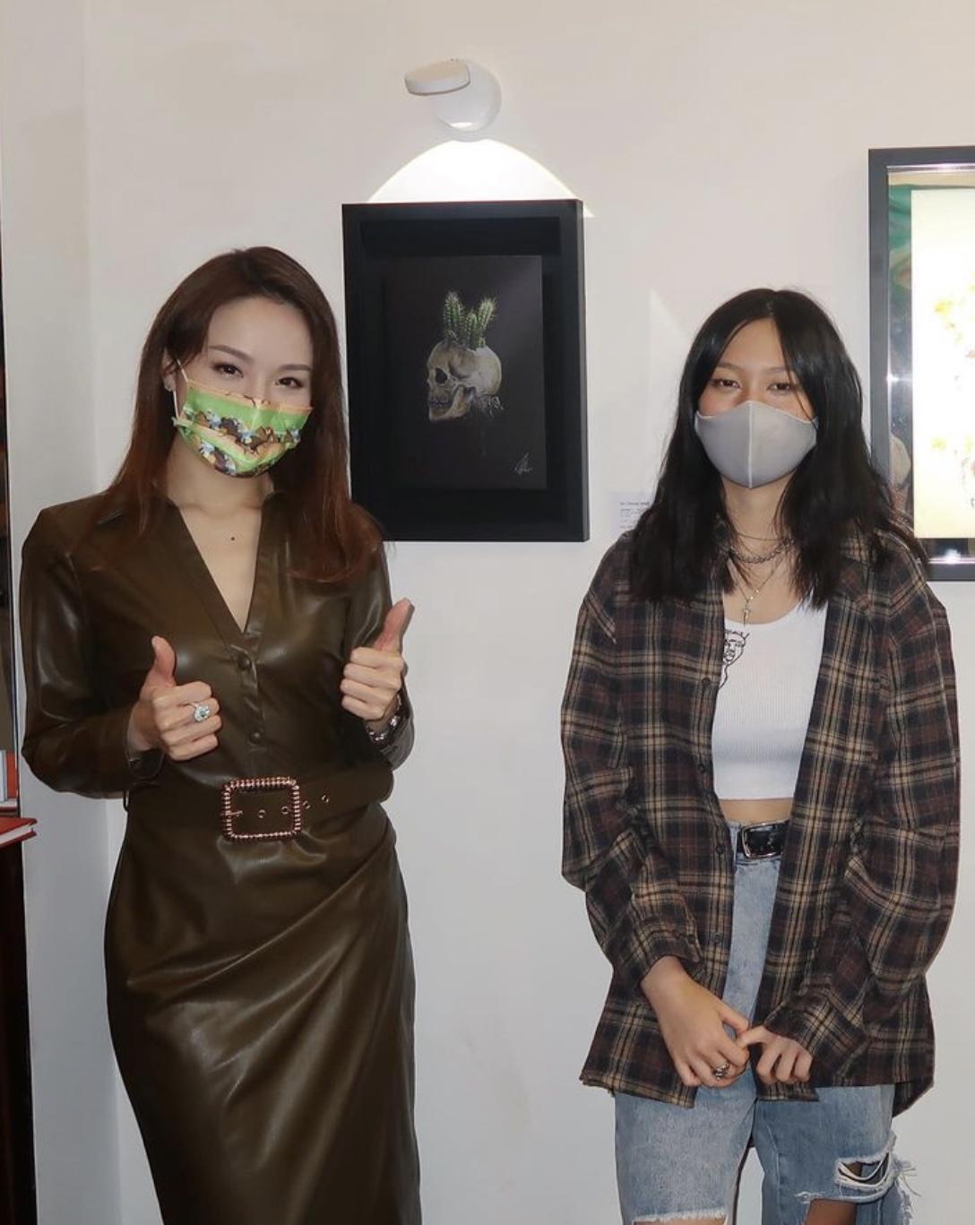 女儿罕见露脸,与知名画家联名办画展,长相像罗美薇|张学友|张瑶萱