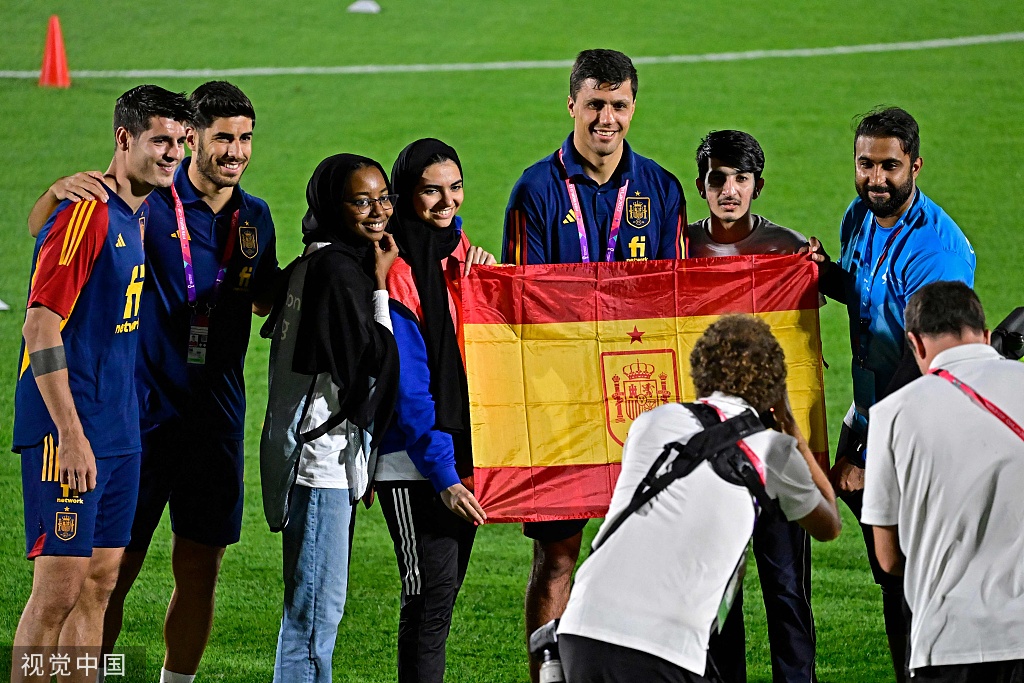 西班牙球员和球迷合影。