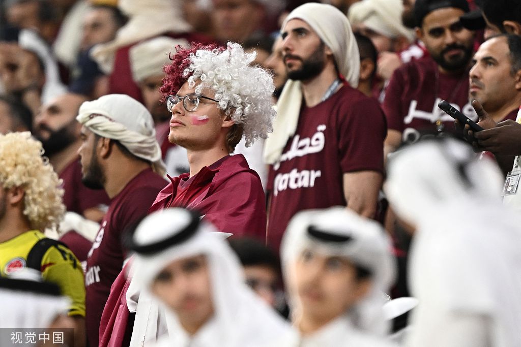 卡塔尔队球迷面无表情。