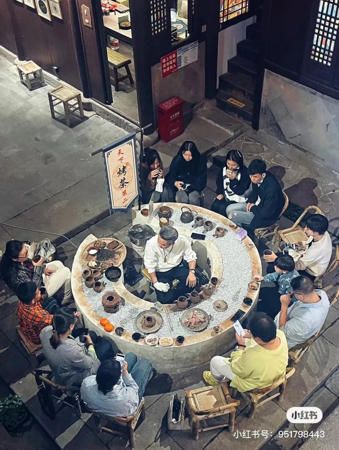 围“塘”煮茶丨云南火塘里烤出的茶香|云南|火塘|烤茶_新浪新闻