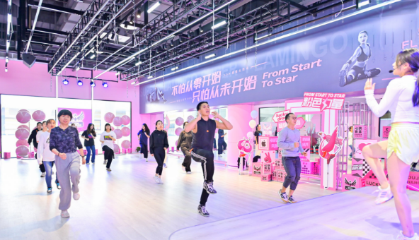 上海地铁站内有了网红操舞房 “超级火烈鸟”定义女性健身新模式