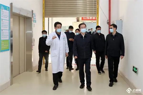11月18日，云南省委书记王宁在昆明市调研指导疫情防控工作。记者 雷桐苏 摄 图片来源：云南网