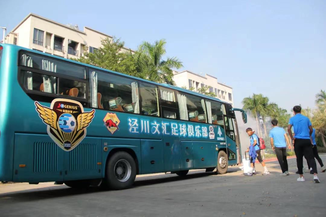 球队大巴车负责运送装备。 受访者供图