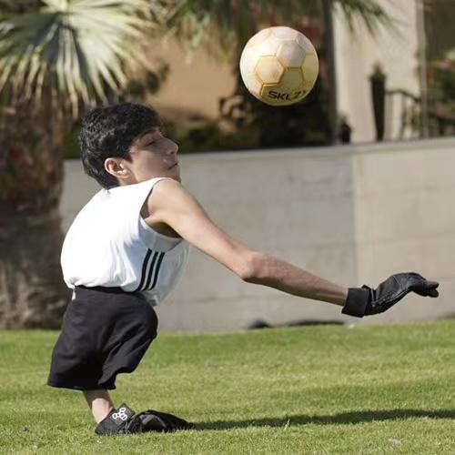 穆夫塔在球场上踢足球。  图/穆夫塔个人网站