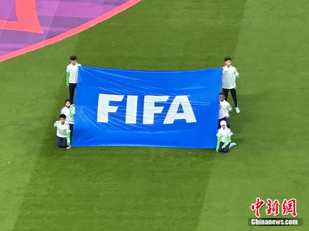 三名中国小球员担任世界杯揭幕战国际足联旗帜护旗手。中新网记者 卞立群 摄