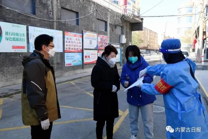 11月15日,内蒙古自治区政府主席王莉霞在彤辉小区详细询问小区管控情况。记者 韩卿立 摄 图片来源:内蒙古日报微信公众号