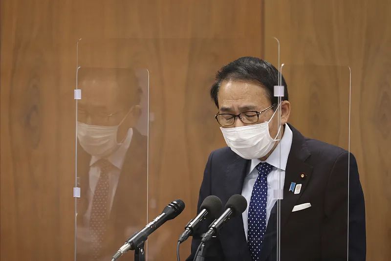 11月11日,叶梨康弘在参议院法务委员会会议上为其发表的不当言论道歉。图源:视觉中国