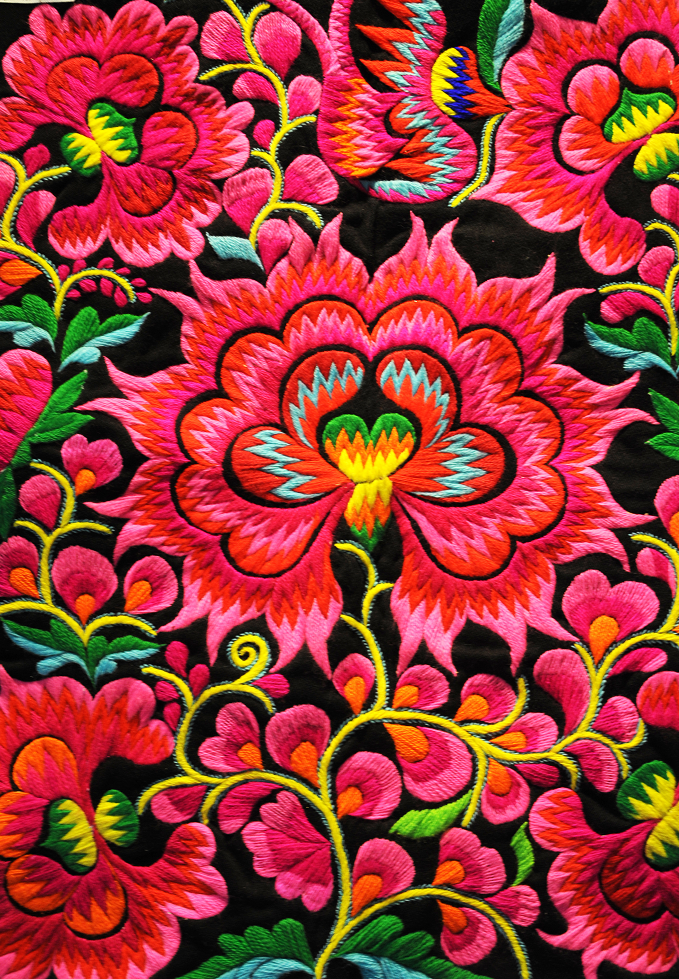 彝绣 李成林 摄如今的彝绣逐步走出彝州深山,融传统纹样于现代商品,展