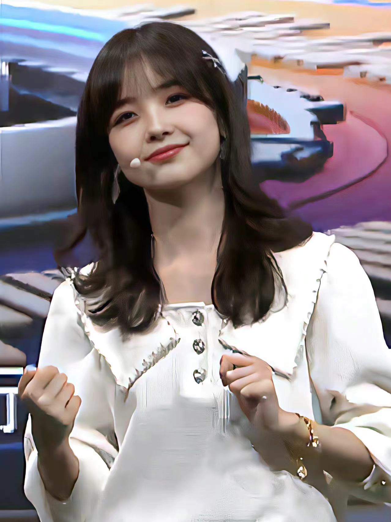 王冰冰现身直播活动,对镜甜笑状态超好,久违的亲切感真让人心动|王