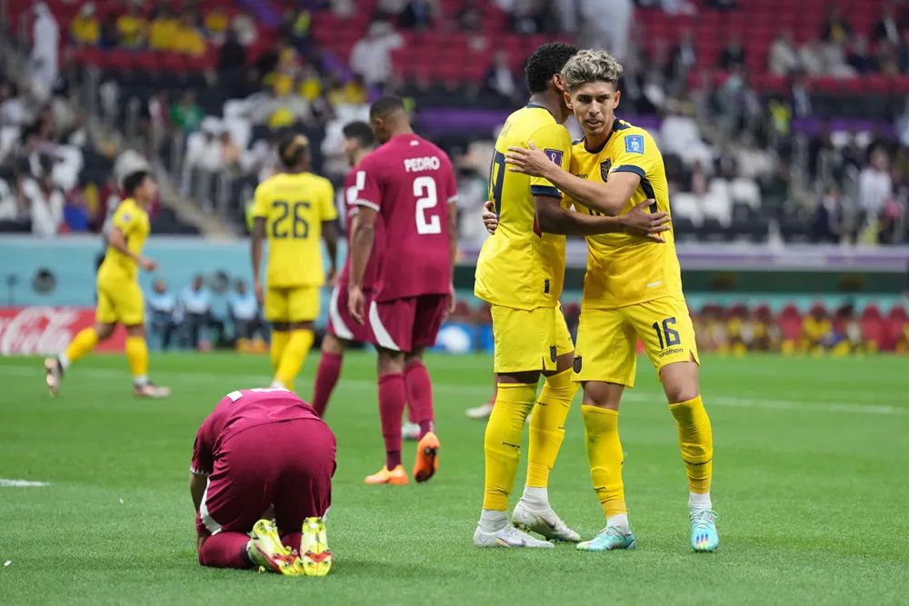 厄瓜多尔队球员杰雷米·萨米恩托(右一)在比赛结束后和队友拥抱.