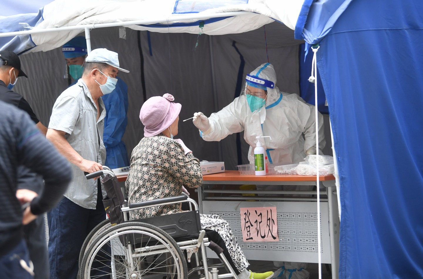 6月15日，<strong>欧美不卡一区二区三区</strong>北京朝阳一核酸检测点，医务人员为行动不便的老人优先进行核酸采样。  新京报记者 王贵彬 摄