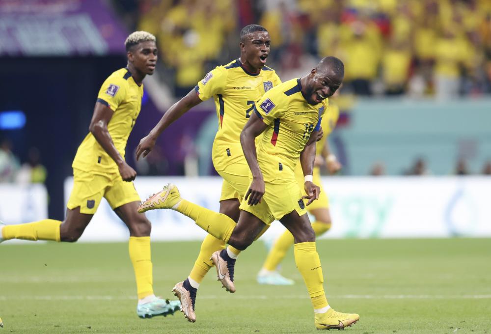 11月20日,厄瓜多尔队球员恩纳·瓦伦西亚(右)在比赛中庆祝第二粒进球.