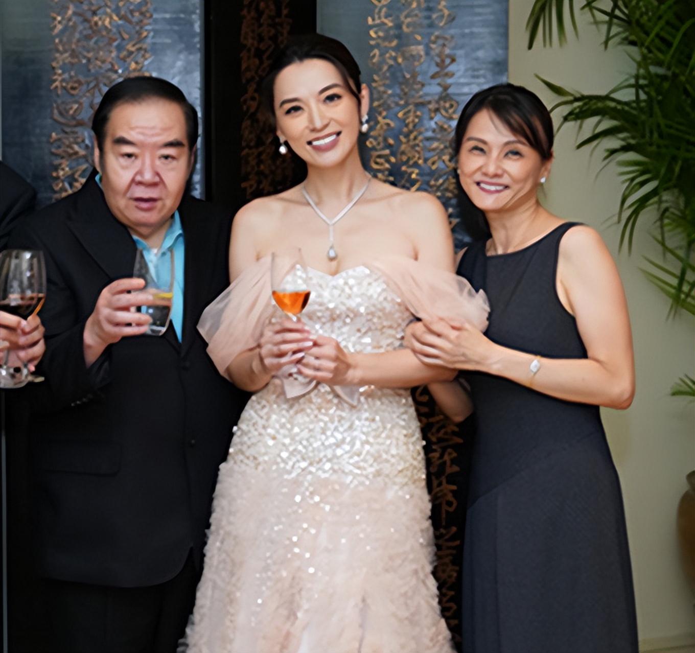 郑则仕的小14岁妻子林燕明跟陈炜也很熟络,这次的聚会她罕见露面了.