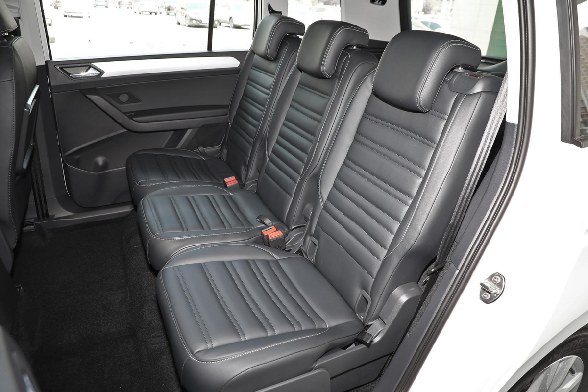 后排方面,途安l采用了独立座椅的设计,这样可以最大程度上释放后排的