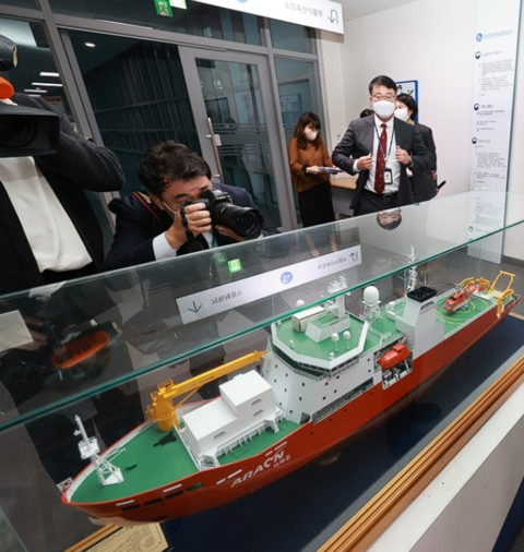 韩国破冰科考船"araon"号模型(韩联社)