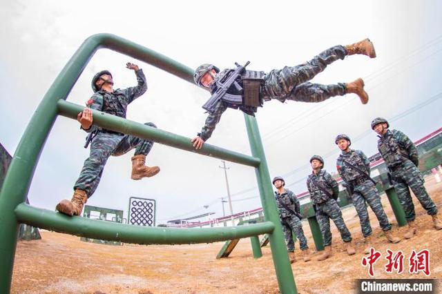官兵开展300米障碍课目训练。 施晨洲 摄