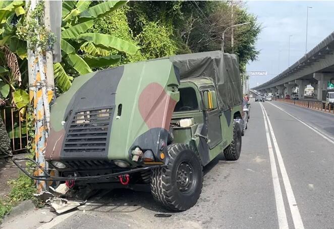 台媒:台海军一军用卡车疑因刹车失灵撞上路边电线杆|卡车|曝光|电线杆