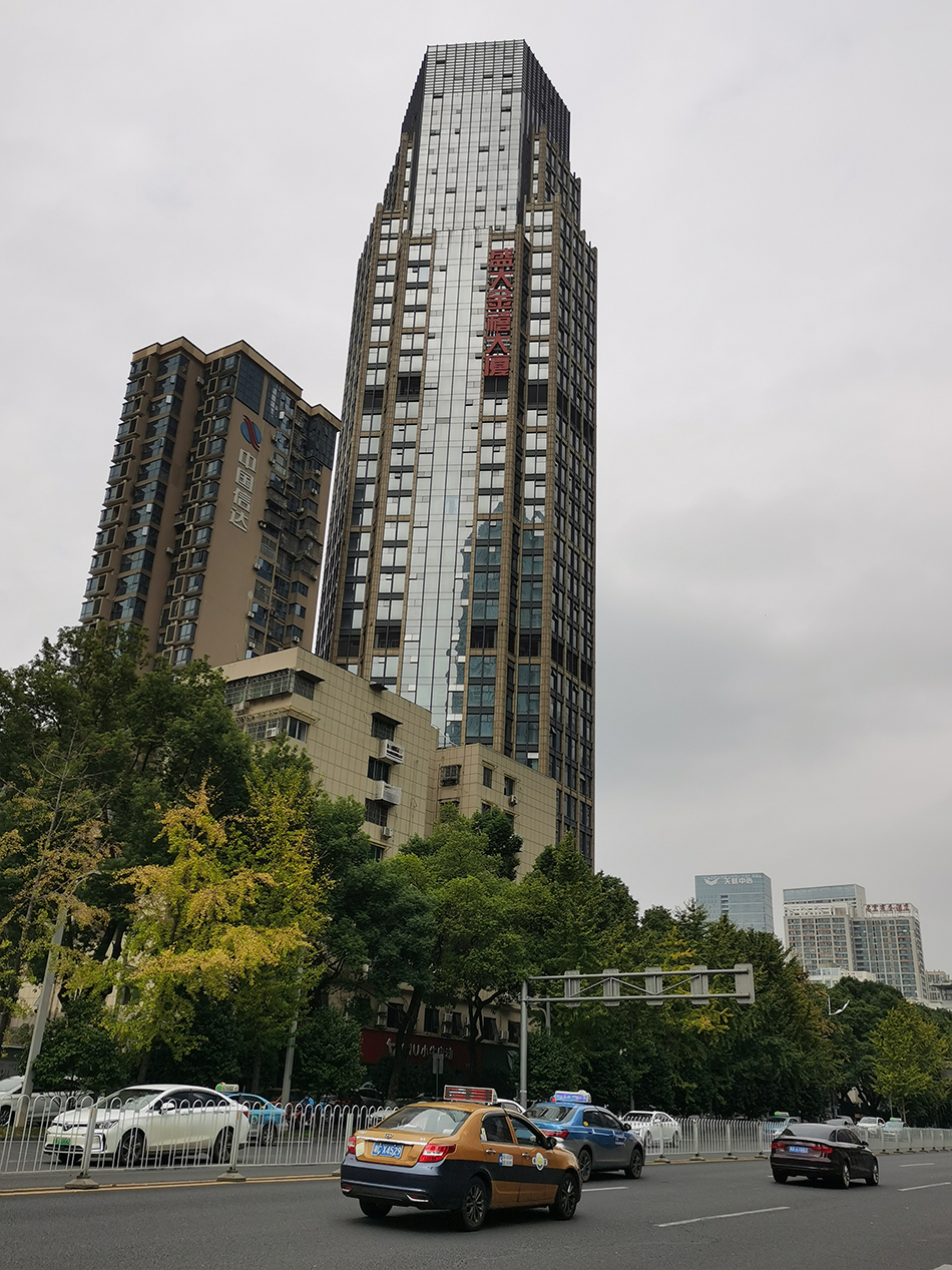 盛大金禧总部办公楼位于长沙市芙蓉中路.