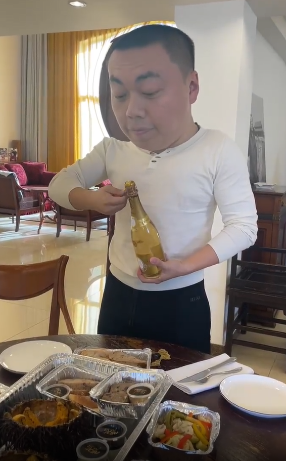 桌上海胆比手掌还大,夫妻温泉中紧搂一团|林翰|海胆|生日_新浪新闻