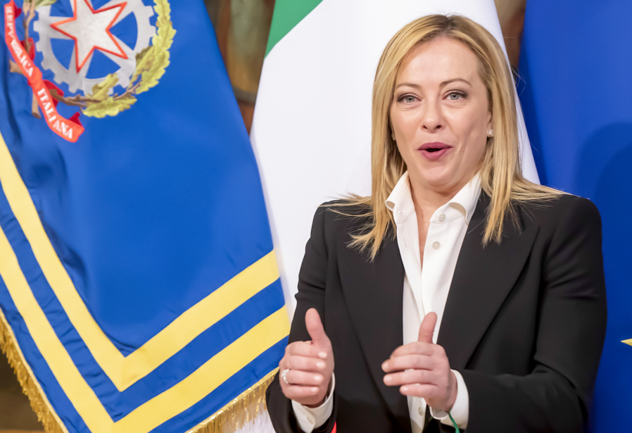 魅力攻势大获全胜的梅洛尼因势成为意大利二战以来首位女性领袖