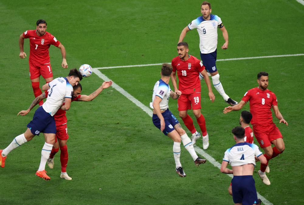 11月21日,英格兰队球员马奎尔(左二)在比赛中争顶.