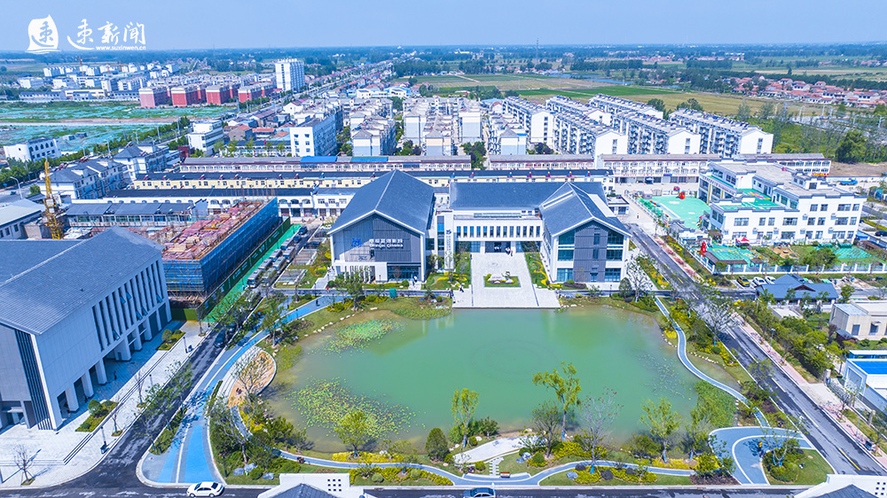 "11月18日,在宿迁市宿城区龙河镇,居民王军笑着对来访的朋友说,"你看