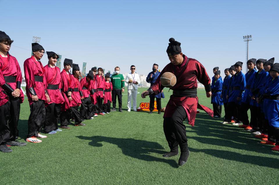 中国蹴鞠走进卡塔尔世界杯,花式玩法赢喝彩|蹴鞠|卡塔尔|足球_新浪