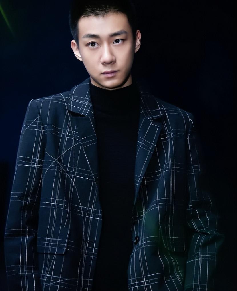 硬汉小生的空白被填补|硬汉|寸头|小生_新浪新闻