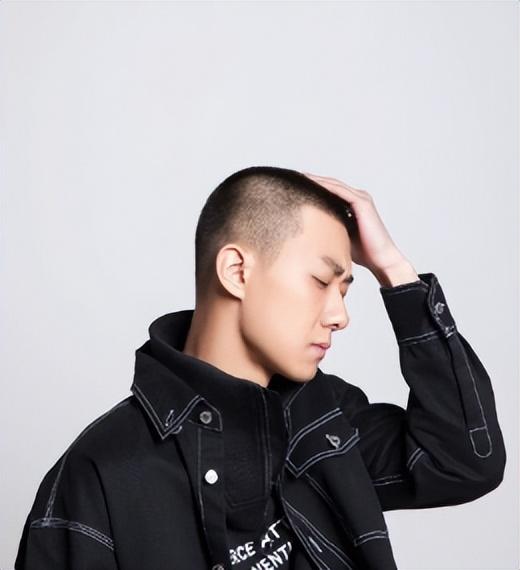 寸头和西装的适配有多高,看高至霆就知道!