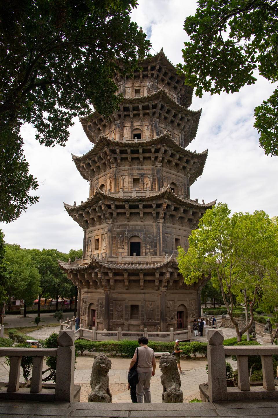 我国最高的一对宋代石塔,距今1100年,塔身上发现孙悟空雕像|东塔|西塔