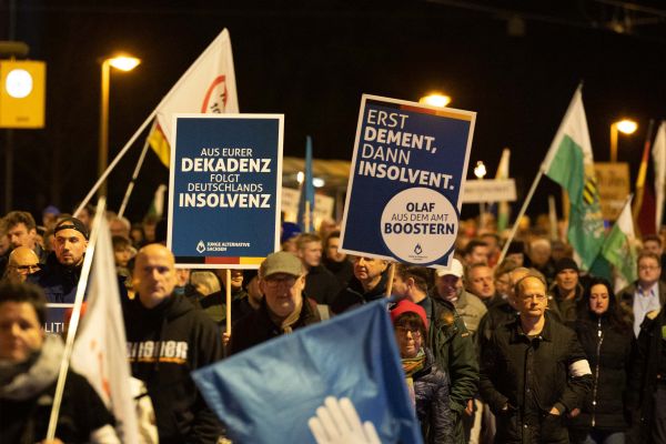 11月7日，在德国德累斯顿，民众举行集会抗议政府卷入俄乌冲突。（德新社）