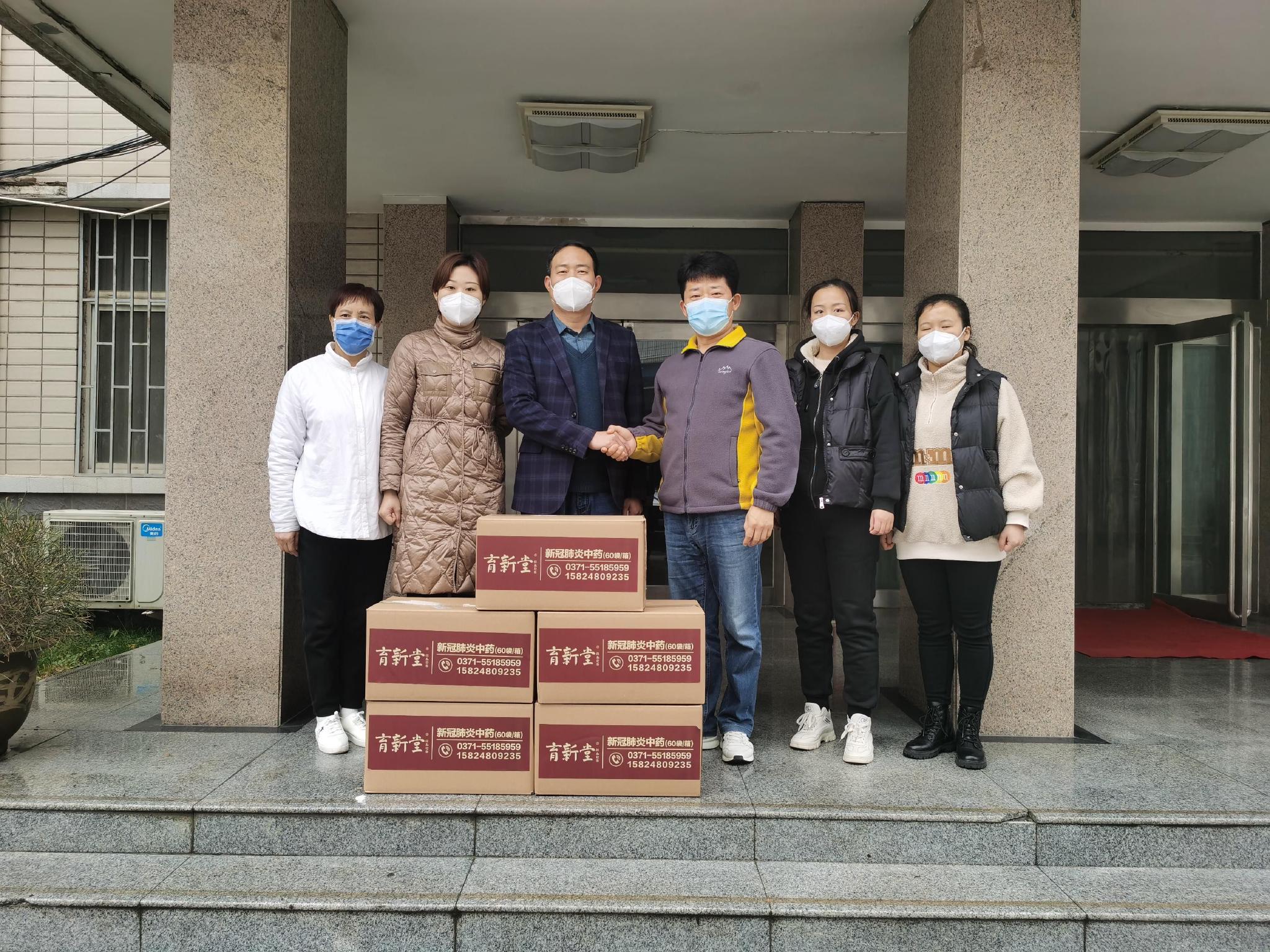 3万余袋免费中药汤剂送往郑州抗疫一线,为防疫人员筑起防护墙