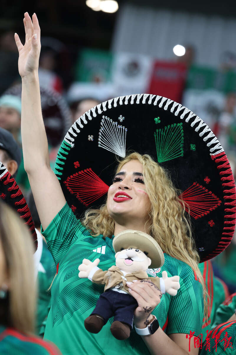 手持墨西哥人偶的女球迷