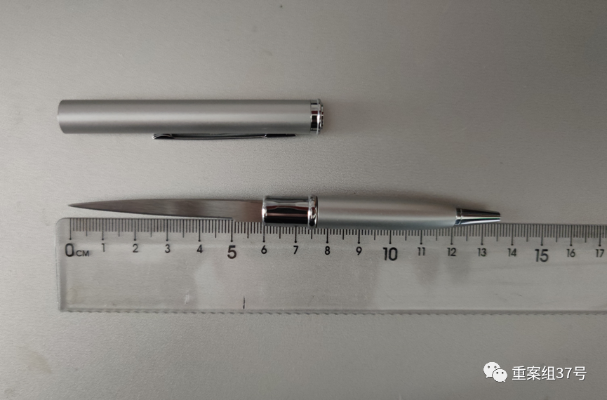 ▲新京报记者购买到的圆珠笔刀样品，该笔刀身长约6cm。新京报记者 慕宏举 摄
