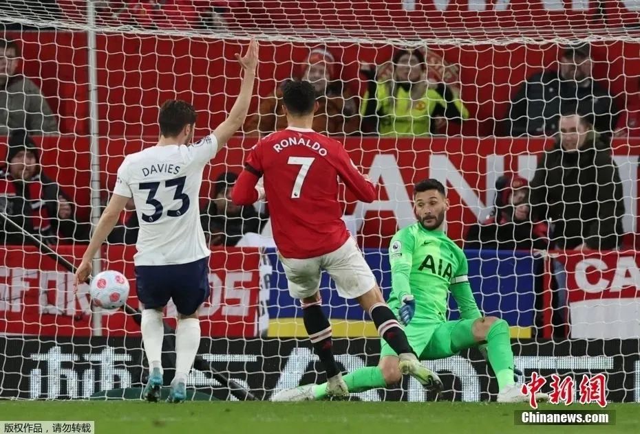 资料图：C罗在比赛中进球。