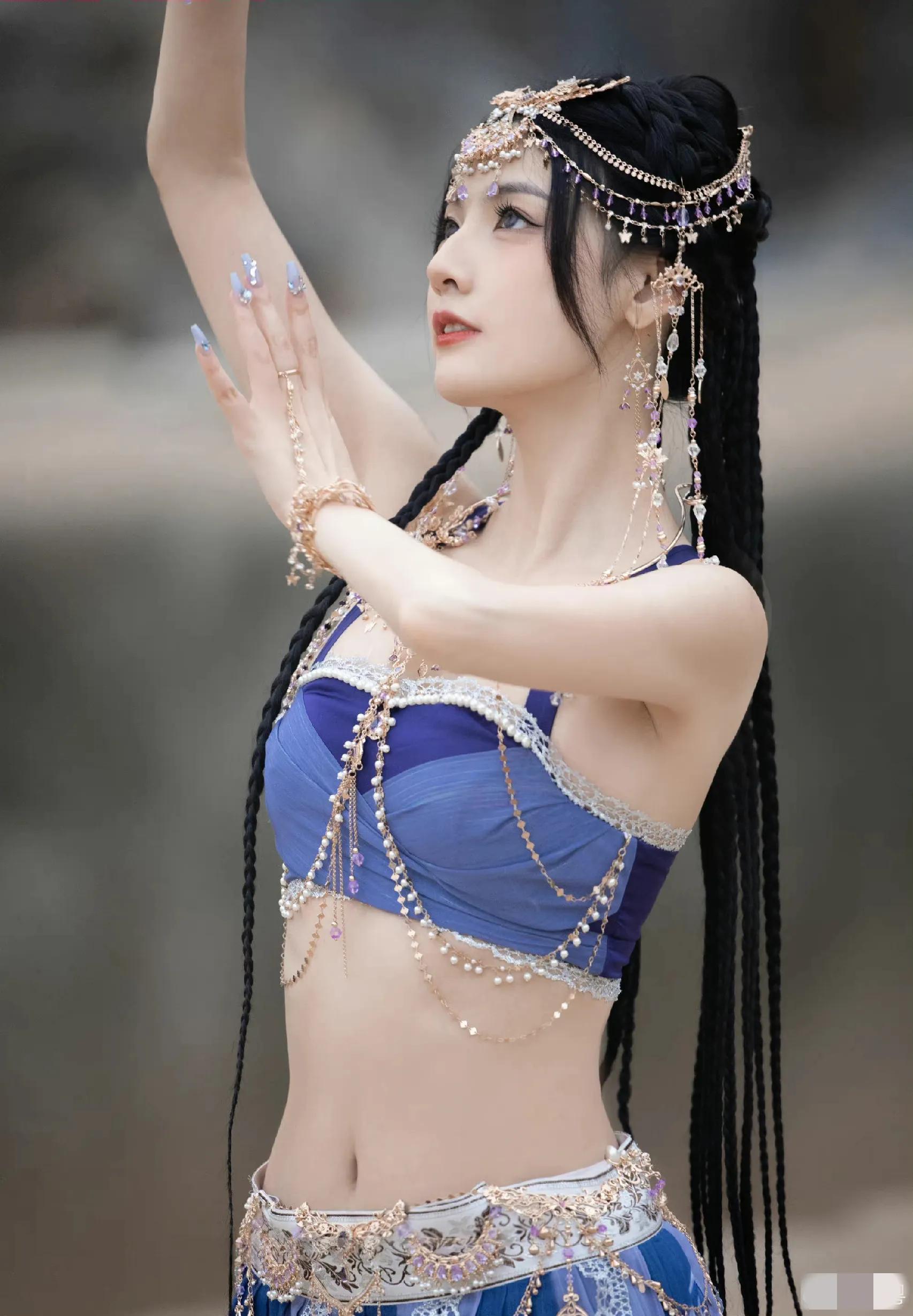 赵粤异域风造型随拍,穿吊带抹胸化身西域舞姬,风情万种性感美艳|赵粤