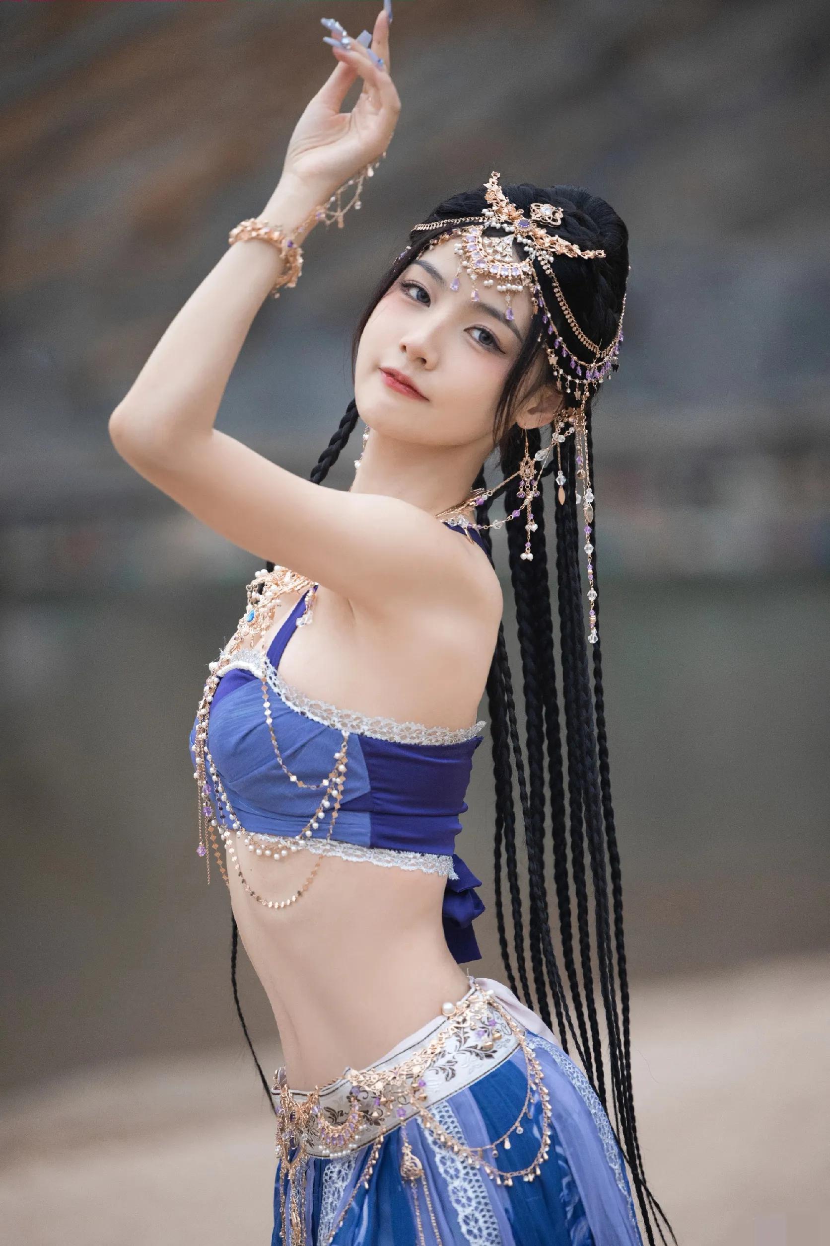 赵粤异域风造型随拍,穿吊带抹胸化身西域舞姬,风情万种性感美艳|赵粤