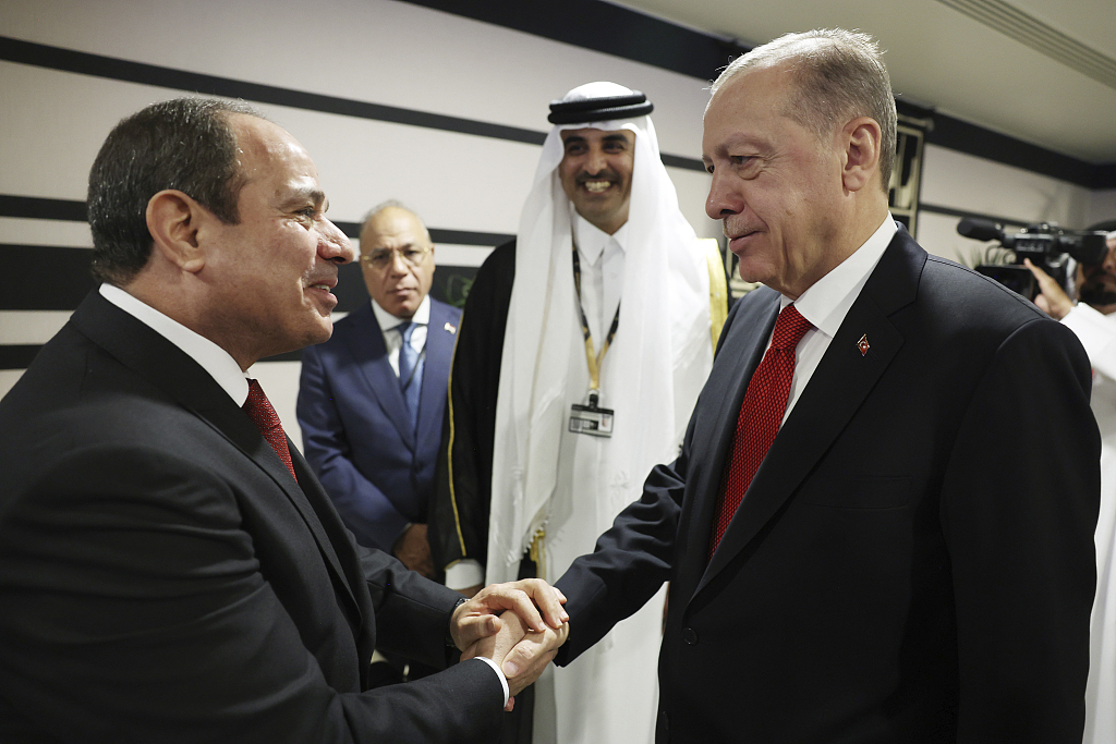 在2022年世界杯开幕式上，土耳其总统埃尔多安（右）与埃及总统塞西握手  图源：视觉中国